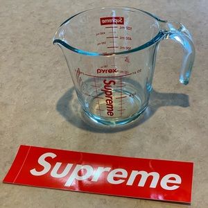 Supreme Pyrex 2-Cup Measuring Cup.